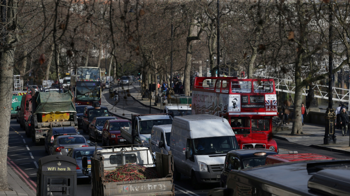 Η Βρετανία απαγορεύει όλα τα βενζινοκίνητα και πετρελαιοκίνητα οχήματα μέχρι το 2040
